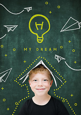 PSD 서양인 외국인 편집이미지 어린이교육 교육 남자 어린이 전구 아이디어 한명 소년 상반신 앞모습 10대 칠판 꿈 종이비행기 장래희망 소년한명만 이미지편집 1 뷰포인트 컨셉 청소년 사람 인종 종이접기 남자한명만 소년만 파일형식