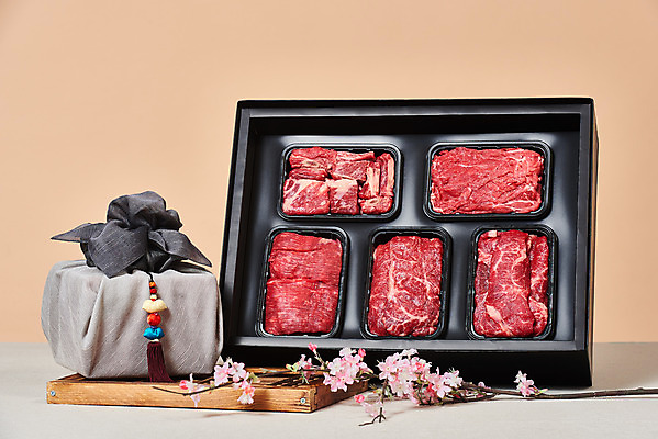 포토 JPG 스튜디오촬영 명절 실내 생고기 육류 누끼 사람없음 소고기 보따리 갈비 불고기 선물세트 꽃가지 나무도마 등심 소갈비 소불고기 채끝살 베이지색배경 명절선물 양지 국내포토 전통 기념일 꽃 한식 백그라운드 식재료 도마 선물 내부 목재 나뭇가지 베이지색 파일형식