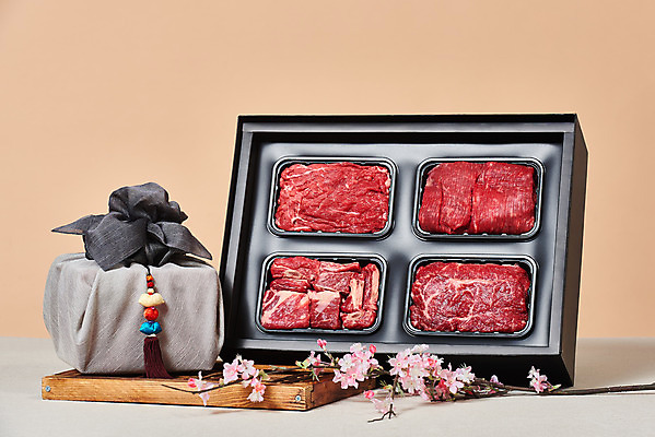 포토 JPG 스튜디오촬영 명절 실내 생고기 육류 누끼 사람없음 소고기 보따리 갈비 불고기 선물세트 꽃가지 나무도마 등심 소갈비 소불고기 채끝살 베이지색배경 명절선물 국내포토 전통 기념일 꽃 한식 백그라운드 식재료 도마 선물 내부 목재 나뭇가지 베이지색 파일형식