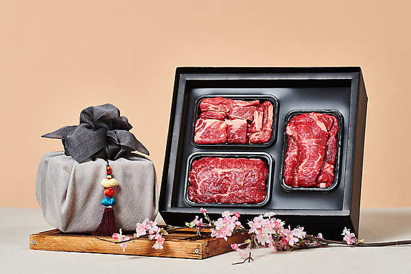 포토 JPG 스튜디오촬영 명절 실내 생고기 육류 누끼 사람없음 소고기 보따리 갈비 선물세트 꽃가지 나무도마 등심 소갈비 채끝살 베이지색배경 명절선물 국내포토 전통 기념일 꽃 백그라운드 식재료 도마 선물 내부 목재 나뭇가지 베이지색 파일형식