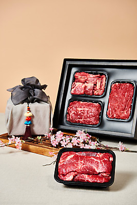 포토 JPG 스튜디오촬영 명절 실내 생고기 육류 누끼 사람없음 소고기 보따리 갈비 불고기 선물세트 꽃가지 나무도마 등심 소갈비 소불고기 채끝살 베이지색배경 명절선물 국내포토 전통 기념일 꽃 한식 백그라운드 식재료 도마 선물 내부 목재 나뭇가지 베이지색 파일형식