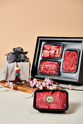 포토 JPG 스튜디오촬영 명절 실내 생고기 육류 누끼 사람없음 소고기 보따리 갈비 불고기 선물세트 꽃가지 나무도마 등심 소갈비 소불고기 베이지색배경 명절선물 양지 국내포토 전통 기념일 꽃 한식 백그라운드 식재료 도마 선물 내부 목재 나뭇가지 베이지색 파일형식