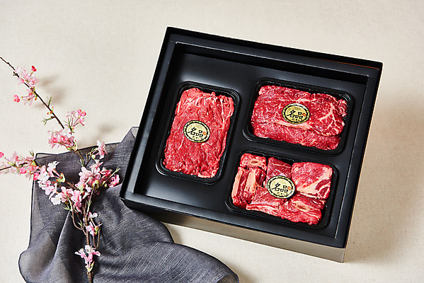 포토 JPG 스튜디오촬영 명절 실내 생고기 육류 누끼 사람없음 소고기 천 보따리 흰배경 갈비 불고기 선물세트 꽃가지 등심 소갈비 소불고기 명절선물 국내포토 전통 기념일 꽃 한식 백그라운드 식재료 선물 내부 흰색 나뭇가지 직물 파일형식