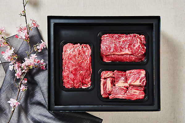 포토 JPG 스튜디오촬영 명절 실내 생고기 육류 누끼 사람없음 하이앵글 소고기 천 보따리 흰배경 갈비 불고기 선물세트 꽃가지 등심 소갈비 소불고기 플랫레이 명절선물 국내포토 전통 기념일 꽃 한식 뷰포인트 백그라운드 식재료 선물 내부 흰색 나뭇가지 직물 플랫 파일형식