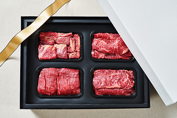 포토 JPG 스튜디오촬영 명절 실내 생고기 육류 누끼 사람없음 하이앵글 소고기 흰배경 갈비 선물세트 등심 소갈비 채끝살 플랫레이 명절선물 양지 국내포토 전통 기념일 뷰포인트 백그라운드 식재료 선물 내부 흰색 플랫 파일형식