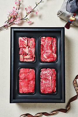 포토 JPG 스튜디오촬영 명절 리본 실내 생고기 육류 누끼 사람없음 하이앵글 소고기 보따리 흰배경 갈비 선물세트 꽃가지 등심 소갈비 채끝살 플랫레이 명절선물 양지 국내포토 전통 기념일 꽃 뷰포인트 백그라운드 식재료 선물 내부 흰색 나뭇가지 플랫 파일형식