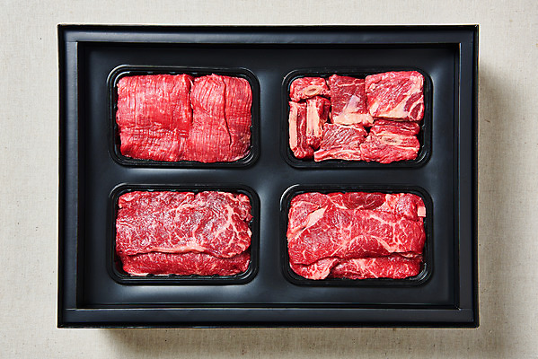 포토 JPG 스튜디오촬영 명절 실내 생고기 육류 누끼 사람없음 하이앵글 소고기 흰배경 갈비 선물세트 등심 소갈비 채끝살 플랫레이 명절선물 양지 국내포토 전통 기념일 뷰포인트 백그라운드 식재료 선물 내부 흰색 플랫 파일형식