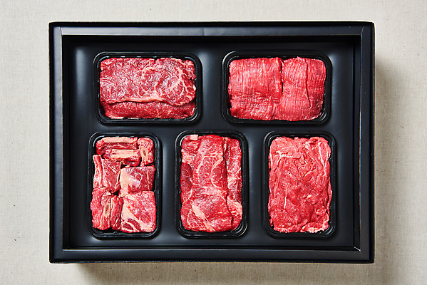 포토 JPG 스튜디오촬영 명절 실내 생고기 육류 누끼 사람없음 하이앵글 소고기 흰배경 갈비 불고기 선물세트 등심 소갈비 소불고기 채끝살 플랫레이 명절선물 양지 국내포토 전통 기념일 한식 뷰포인트 백그라운드 식재료 선물 내부 흰색 플랫 파일형식