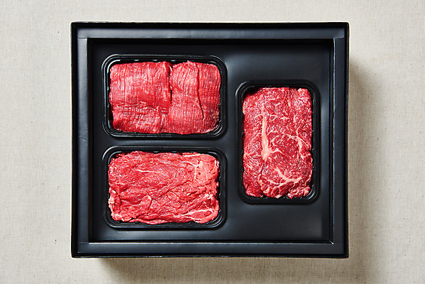 포토 JPG 스튜디오촬영 명절 실내 생고기 육류 누끼 사람없음 하이앵글 소고기 흰배경 불고기 선물세트 등심 소불고기 플랫레이 명절선물 양지 국내포토 전통 기념일 한식 뷰포인트 백그라운드 식재료 선물 내부 흰색 플랫 파일형식