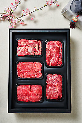 포토 JPG 스튜디오촬영 명절 실내 생고기 육류 누끼 사람없음 하이앵글 소고기 보따리 흰배경 갈비 불고기 선물세트 꽃가지 등심 소갈비 소불고기 채끝살 플랫레이 명절선물 양지 국내포토 전통 기념일 꽃 한식 뷰포인트 백그라운드 식재료 선물 내부 흰색 나뭇가지 플랫 파일형식