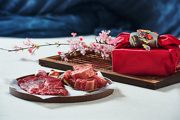 포토 JPG 스튜디오촬영 명절 양파 실내 생고기 육류 누끼 사람없음 소고기 보따리 갈비 선물세트 꽃가지 나무쟁반 등심 소갈비 명절선물 국내포토 전통 기념일 꽃 채소 식재료 쟁반 선물 내부 목재 나뭇가지 파일형식