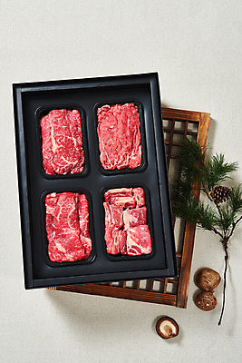 포토 JPG 스튜디오촬영 명절 실내 생고기 육류 누끼 사람없음 하이앵글 소고기 흰배경 갈비 솔방울 솔잎 표고버섯 불고기 선물세트 등심 소갈비 소불고기 채끝살 플랫레이 명절선물 국내포토 전통 기념일 한식 뷰포인트 백그라운드 잎 식재료 선물 내부 버섯 흰색 플랫 파일형식