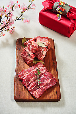 포토 JPG 스튜디오촬영 명절 실내 생고기 육류 누끼 사람없음 소고기 보따리 흰배경 갈비 선물세트 꽃가지 나무도마 부채살 소갈비 명절선물 국내포토 전통 기념일 꽃 백그라운드 식재료 도마 선물 내부 목재 흰색 나뭇가지 파일형식