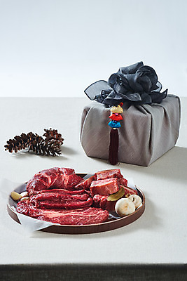 포토 JPG 스튜디오촬영 명절 양파 실내 마늘 생고기 육류 누끼 사람없음 버섯 소고기 보따리 흰배경 갈비 양송이 솔방울 선물세트 나무쟁반 등심 소갈비 명절선물 양지 국내포토 전통 기념일 백그라운드 채소 식재료 쟁반 선물 내부 목재 흰색 파일형식