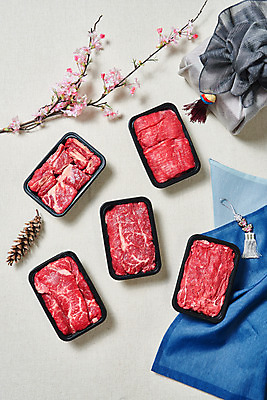 포토 JPG 스튜디오촬영 명절 실내 생고기 육류 누끼 사람없음 하이앵글 소고기 천 보따리 흰배경 갈비 솔방울 불고기 선물세트 꽃가지 등심 소갈비 소불고기 채끝살 플랫레이 명절선물 양지 국내포토 전통 기념일 꽃 한식 뷰포인트 백그라운드 식재료 선물 내부 흰색 나뭇가지 직물 플랫 파일형식