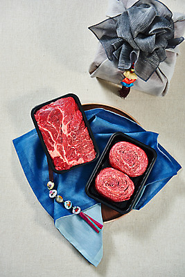 포토 JPG 스튜디오촬영 명절 실내 생고기 육류 누끼 사람없음 하이앵글 소고기 천 보따리 흰배경 노리개 불고기 선물세트 나무쟁반 소불고기 국거리 플랫레이 명절선물 양지 국내포토 전통 기념일 한식 뷰포인트 백그라운드 식재료 전통소품 쟁반 선물 내부 목재 흰색 직물 플랫 파일형식