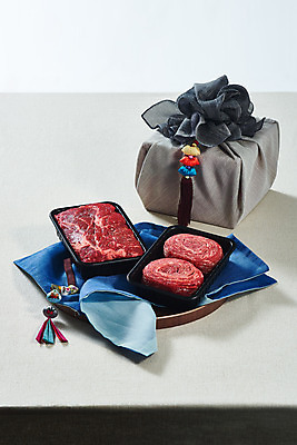 포토 JPG 스튜디오촬영 명절 실내 생고기 육류 누끼 사람없음 소고기 천 보따리 흰배경 노리개 불고기 선물세트 나무쟁반 소불고기 국거리 명절선물 양지 국내포토 전통 기념일 한식 백그라운드 식재료 전통소품 쟁반 선물 내부 목재 흰색 직물 파일형식