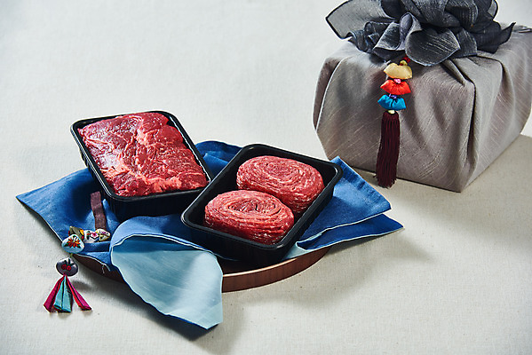 포토 JPG 스튜디오촬영 명절 실내 생고기 육류 누끼 사람없음 소고기 천 보따리 흰배경 노리개 불고기 선물세트 나무쟁반 소불고기 국거리 명절선물 양지 국내포토 전통 기념일 한식 백그라운드 식재료 전통소품 쟁반 선물 내부 목재 흰색 직물 파일형식