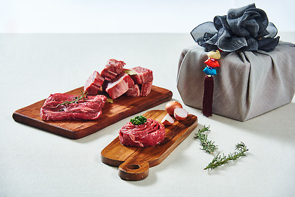 포토 JPG 스튜디오촬영 명절 양파 실내 파슬리 생고기 육류 누끼 사람없음 소고기 보따리 흰배경 갈비 불고기 로즈메리 선물세트 나무도마 부채살 소갈비 소불고기 명절선물 국내포토 전통 기념일 한식 백그라운드 채소 식재료 도마 선물 내부 목재 흰색 허브 파일형식