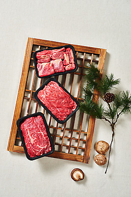 포토 JPG 스튜디오촬영 명절 전통소품 실내 생고기 육류 누끼 사람없음 하이앵글 버섯 소고기 흰배경 갈비 전통문 솔방울 솔잎 표고버섯 불고기 선물세트 등심 소갈비 소불고기 플랫레이 명절선물 국내포토 전통 기념일 한식 뷰포인트 백그라운드 잎 식재료 선물 내부 문 흰색 플랫 오브젝트 파일형식