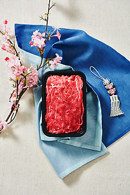 포토 JPG 스튜디오촬영 명절 실내 생고기 육류 누끼 사람없음 하이앵글 소고기 천 흰배경 노리개 불고기 선물세트 꽃가지 소불고기 플랫레이 명절선물 국내포토 전통 기념일 꽃 한식 뷰포인트 백그라운드 식재료 전통소품 선물 내부 흰색 나뭇가지 직물 플랫 파일형식