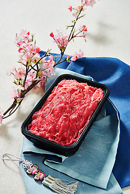 포토 JPG 스튜디오촬영 명절 실내 생고기 육류 누끼 사람없음 소고기 천 흰배경 노리개 불고기 선물세트 꽃가지 소불고기 명절선물 국내포토 전통 기념일 꽃 한식 백그라운드 식재료 전통소품 선물 내부 흰색 나뭇가지 직물 파일형식