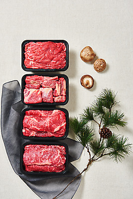 포토 JPG 스튜디오촬영 명절 실내 생고기 육류 누끼 사람없음 하이앵글 버섯 소고기 천 흰배경 일렬 갈비 솔방울 솔잎 표고버섯 불고기 선물세트 등심 소갈비 소불고기 채끝살 플랫레이 명절선물 국내포토 전통 기념일 한식 뷰포인트 백그라운드 잎 식재료 선물 내부 흰색 직물 플랫 파일형식