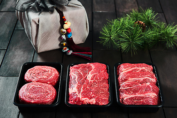 포토 JPG 스튜디오촬영 명절 실내 생고기 육류 누끼 사람없음 소고기 보따리 솔방울 솔잎 불고기 선물세트 소불고기 명절선물 양지 나무배경 국내포토 전통 기념일 한식 백그라운드 잎 식재료 선물 내부 파일형식