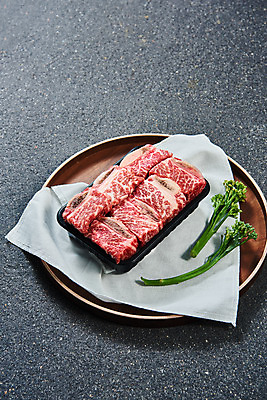 포토 JPG 스튜디오촬영 명절 회색배경 실내 생고기 육류 누끼 사람없음 소고기 천 갈비 선물세트 나무쟁반 소갈비 명절선물 브로콜리니 국내포토 전통 기념일 백그라운드 채소 식재료 쟁반 선물 내부 목재 회색 직물 파일형식