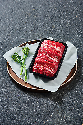 포토 JPG 스튜디오촬영 명절 회색배경 실내 생고기 육류 누끼 사람없음 소고기 천 선물세트 나무쟁반 부채살 명절선물 브로콜리니 국내포토 전통 기념일 백그라운드 채소 식재료 쟁반 선물 내부 목재 회색 직물 파일형식