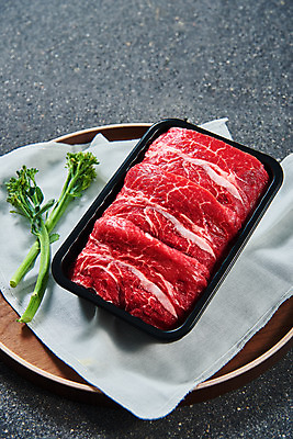 포토 JPG 스튜디오촬영 명절 회색배경 실내 생고기 육류 누끼 사람없음 소고기 천 선물세트 나무쟁반 부채살 명절선물 브로콜리니 국내포토 전통 기념일 백그라운드 채소 식재료 쟁반 선물 내부 목재 회색 직물 파일형식