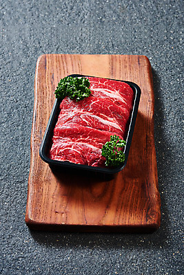 포토 JPG 스튜디오촬영 명절 회색배경 실내 파슬리 생고기 육류 누끼 사람없음 하이앵글 소고기 선물세트 나무도마 부채살 플랫레이 명절선물 국내포토 전통 기념일 뷰포인트 백그라운드 채소 식재료 도마 선물 내부 목재 회색 플랫 파일형식