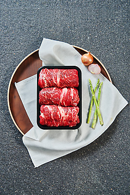 포토 JPG 스튜디오촬영 명절 회색배경 양파 실내 생고기 육류 누끼 사람없음 하이앵글 소고기 천 아스파라거스 선물세트 나무쟁반 등심 플랫레이 명절선물 국내포토 전통 기념일 뷰포인트 백그라운드 채소 식재료 쟁반 선물 내부 목재 회색 직물 플랫 파일형식