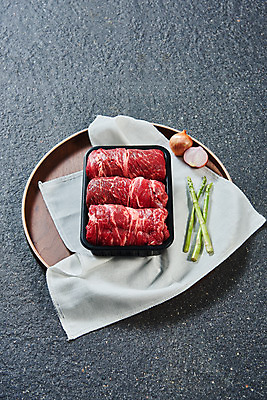 포토 JPG 스튜디오촬영 명절 회색배경 양파 실내 생고기 육류 누끼 사람없음 소고기 천 아스파라거스 선물세트 나무쟁반 등심 명절선물 국내포토 전통 기념일 백그라운드 채소 식재료 쟁반 선물 내부 목재 회색 직물 파일형식