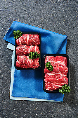 포토 JPG 스튜디오촬영 명절 회색배경 실내 파슬리 생고기 육류 누끼 사람없음 하이앵글 소고기 천 선물세트 등심 부채살 플랫레이 명절선물 국내포토 전통 기념일 뷰포인트 백그라운드 채소 식재료 선물 내부 회색 직물 플랫 파일형식