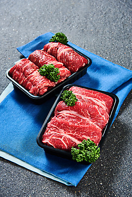 포토 JPG 스튜디오촬영 명절 회색배경 실내 파슬리 생고기 육류 누끼 사람없음 소고기 천 선물세트 등심 부채살 명절선물 국내포토 전통 기념일 백그라운드 채소 식재료 선물 내부 회색 직물 파일형식