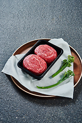 포토 JPG 스튜디오촬영 명절 회색배경 실내 생고기 육류 누끼 사람없음 소고기 천 불고기 선물세트 나무쟁반 등심 소불고기 명절선물 브로콜리니 국내포토 전통 기념일 한식 백그라운드 채소 식재료 쟁반 선물 내부 목재 회색 직물 파일형식