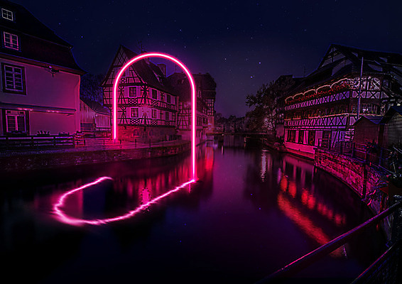 PSD 편집이미지 분홍색 백그라운드 야경 유럽건축 사람없음 빛 강 판타지 네온 카피스페이스 네온아트 스트라스부르 이미지편집 컬러 서양건축 상상 공백 프랑스 야간 파일형식 풍경_경치