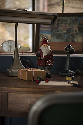 포토 JPG 크리스마스 겨울 크리스마스용품 휴식 실내 사람없음 선물상자 산타클로스 장식볼 스탠드 메모지 책상 오브젝트 설레임 국내포토 계절 기념일 감정 가구 컨셉 조명 선물 내부 장식 상자 사무용품 용품 파일형식