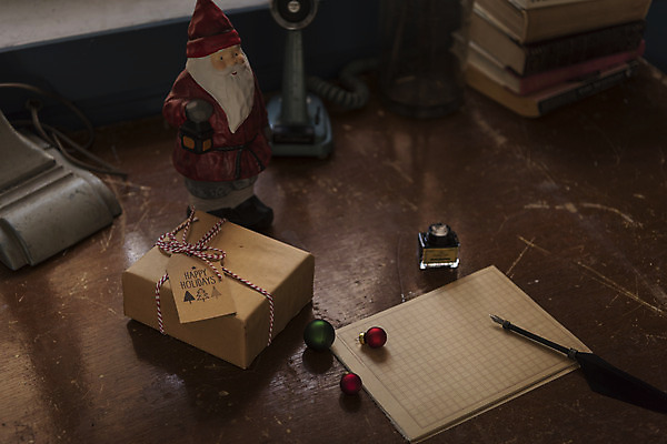 포토 JPG 크리스마스 겨울 크리스마스용품 휴식 잉크 실내 사람없음 선물상자 산타클로스 장식볼 책상 오브젝트 설레임 깃털펜 원고지 잉크통 국내포토 계절 기념일 감정 가구 컨셉 통 선물 내부 장식 상자 펜 용품 파일형식