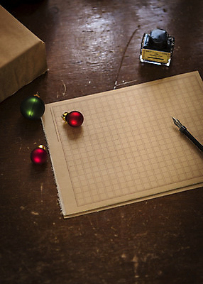 포토 JPG 크리스마스 겨울 크리스마스용품 휴식 잉크 실내 사람없음 장식볼 책상 오브젝트 설레임 깃털펜 원고지 잉크통 국내포토 계절 기념일 감정 가구 컨셉 통 내부 장식 펜 용품 파일형식