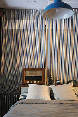 포토 JPG 크리스마스 겨울 베개 크리스마스용품 휴식 조명 실내 사람없음 침대 커튼 오브젝트 라디오 설레임 미니트리 국내포토 계절 기념일 감정 가구 컨셉 침구 내부 전자제품 크리스마스트리 용품 파일형식