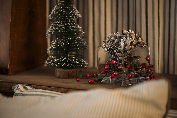 포토 JPG 열매 크리스마스 겨울 크리스마스용품 휴식 실내 사람없음 침대 오브젝트 솔방울 설레임 미니트리 국내포토 식물 계절 기념일 감정 가구 컨셉 내부 크리스마스트리 용품 파일형식