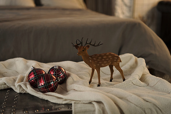 포토 JPG 크리스마스 겨울 크리스마스용품 휴식 실내 사람없음 장식볼 루돌프 침대 천 오브젝트 설레임 국내포토 계절 기념일 감정 가구 컨셉 사슴 내부 장식 직물 용품 파일형식