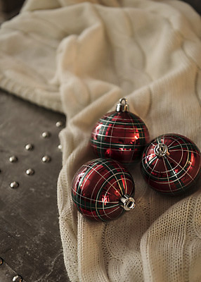 포토 JPG 크리스마스 겨울 크리스마스용품 휴식 실내 사람없음 장식볼 천 오브젝트 설레임 국내포토 계절 기념일 감정 컨셉 내부 장식 직물 용품 파일형식