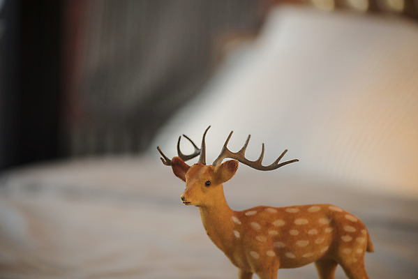 포토 JPG 크리스마스 겨울 베개 크리스마스용품 휴식 실내 사람없음 루돌프 침대 오브젝트 설레임 국내포토 계절 기념일 감정 가구 컨셉 침구 사슴 내부 용품 파일형식