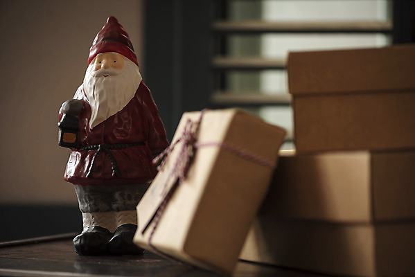 포토 JPG 크리스마스 겨울 크리스마스용품 휴식 실내 사람없음 선물상자 산타클로스 오브젝트 설레임 국내포토 계절 기념일 감정 컨셉 선물 내부 상자 용품 파일형식