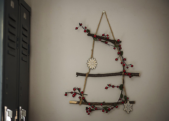 포토 JPG 열매 크리스마스 겨울 크리스마스용품 휴식 실내 사람없음 나뭇가지 오브젝트 설레임 벽걸이 국내포토 나무 식물 계절 기념일 감정 컨셉 내부 용품 파일형식