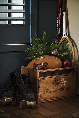 포토 JPG 크리스마스 겨울 크리스마스용품 휴식 실내 사람없음 장식볼 테니스라켓 롤러블레이드 오브젝트 럭비공 설레임 국내포토 계절 기념일 감정 컨셉 공 취미 내부 장식 테니스 라켓 용품 럭비용품 파일형식