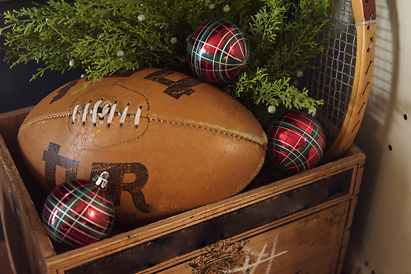 포토 JPG 크리스마스 겨울 크리스마스용품 휴식 실내 사람없음 장식볼 테니스라켓 오브젝트 럭비공 설레임 국내포토 계절 기념일 감정 컨셉 공 내부 장식 테니스 라켓 용품 럭비용품 파일형식